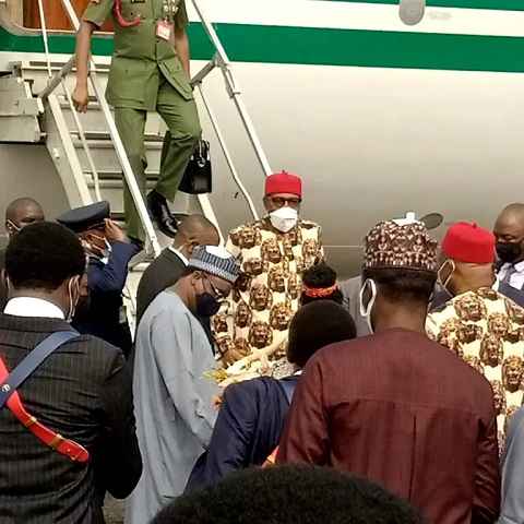 President Muhammadu Buhari, has just landed Sam Mbakwe, Imo Airport in Owerri on Thursday, We monitored the visit of the President when he landed at about 09:30 Am. Buhari used to be acquired at the Imo Airport by way of the Southeast Governors, led by means of the Chairman of the Southeast Governors, and the governor of Ebonyi State, Dave Umahi, host Governor, Hope Uzodimma of Imo state, amongst other Igbo leaders. The President is anticipated to fee some landmark tasks in the State and meet with Igbo leaders and other Igbo groups.
